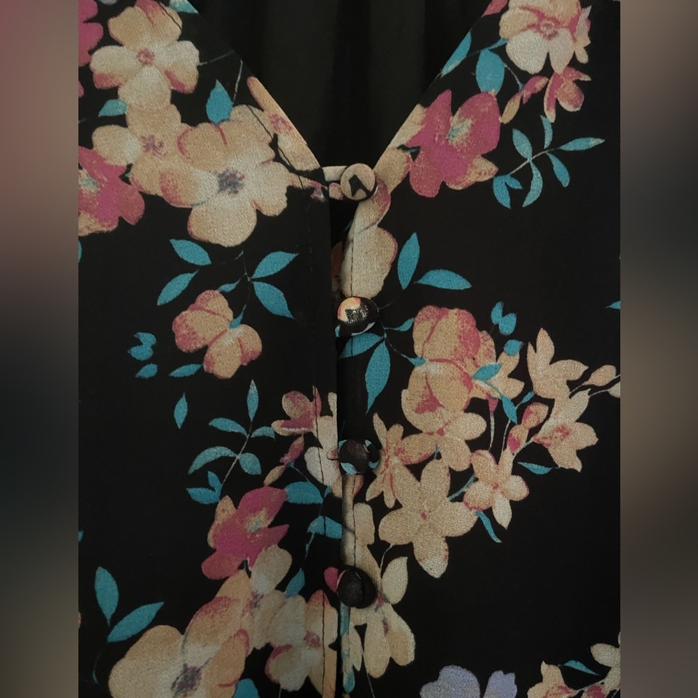 Bundle 4 for $20 Flowy floral blouse with V neck and Bishop sleeves 🌸 XL - Picture 5 of 8